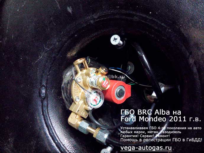 горловина тороидального баллона 54 литра в багажнике, в нише для запаски, установка ГБО BRC Alba на Форд Мондео 2013 г.в., 2011 г.в., 1.6 л., 120 л.с., пробег: 22 413 км., ВЗУ в лючке бензобака, тороидальный баллон 54 литра в багажнике, в нише для запаски, Нижний Новгород, Дзержинск