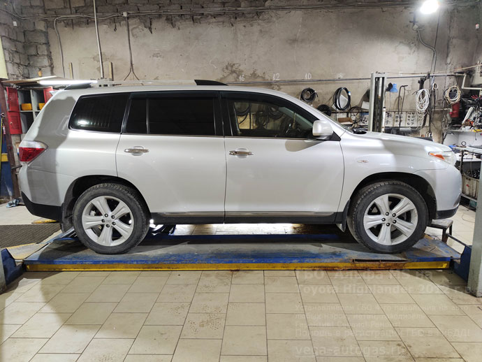 установка ГБО Альфа М/S на Тойота Хайлендер 2012 г.в., 3.5 л., 273 л.с., с пробегом 197 550 км., миниВЗУ в лючке бензобака, тороидальный баллон 74 литра сзади, под кузовом, на месте запсного колеса, Нижний Новгород, Дзержинск