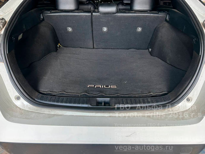 багажное отделение после установки 54-литрового баллона, установка на Тойоту Приус 2016 г.в., 1.8 л, 99 л.с., с пробегом 183 153 км., ВЗУ в заднем бампере, слева, тороидальный баллон 54 литра в багажнике, в нише для запасного колеса, Нижний Новгород, Дзержинск