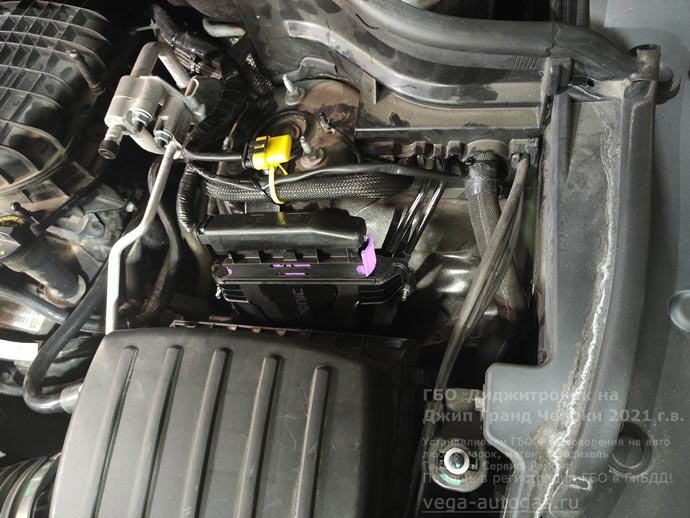 детали газового оборудования Диджитроник в подкапотном пространстве, установка на Джип Гранд Чероки, 2021 г.в., полный привод 4х4, 3.0 л., 238 л.с., с пробегом 94 927 км., ВЗУ в лючке бензобака, тороидальный баллон 60 литров в багажнике, в нише для запасного колеса, Нижний Новгород, Дзержинск